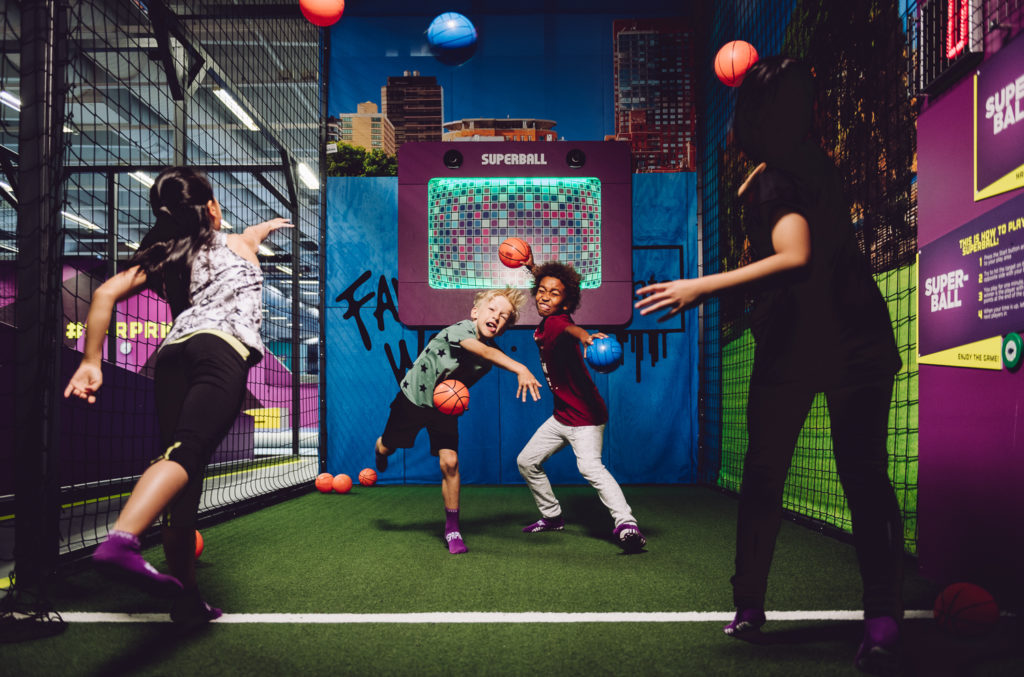 Lapset pelaamassa Superball-peliä Superparkissa